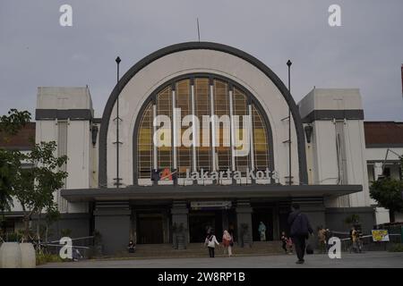 Altstadt von Jakarta, 19. Dezember 2023 - Leute, die vor dem Eingang des Bahnhofs vorbeifahren. Stockfoto