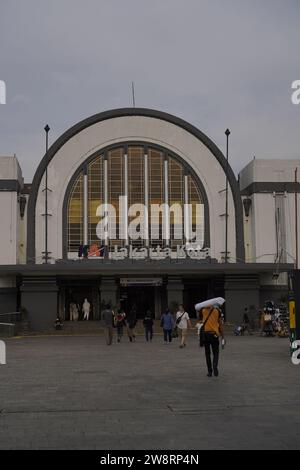 Altstadt von Jakarta, 19. Dezember 2023 - Leute, die vor dem Eingang des Bahnhofs vorbeifahren. Stockfoto