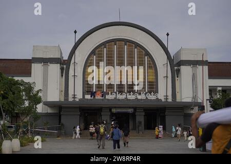 Altstadt von Jakarta, 19. Dezember 2023 - Leute, die vor dem Eingang des Bahnhofs vorbeifahren. Stockfoto