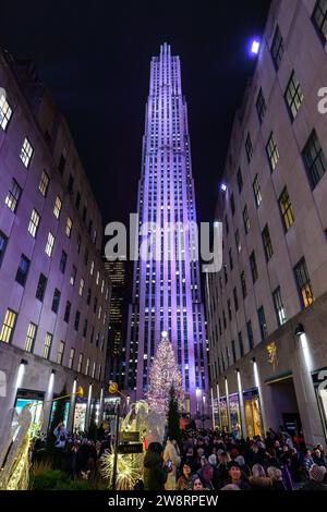 New York, USA, 20. Dezember 2023. Die Besucher beobachten eine spektakuläre Lichtershow über der Saks Fifth Avenue in New York City, Rockefeller Center A Stockfoto