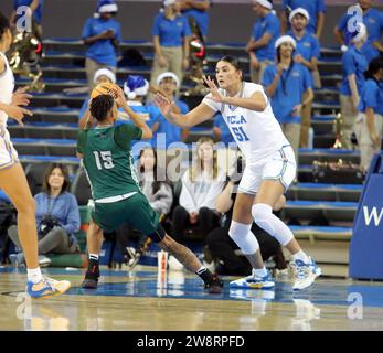 21. Dezember 2023: Lauren Betts #51 stoppt die Hawai'i Rainbow Wahine-Wächterin Daejah Phillips #15 in ihren Tracks während eines Spiels zwischen der UCLA Bruins und den Hawai'i Rainbow Wahine im Pauley Pavilion in Los Angeles, KALIFORNIEN - Michael Sullivan/CSM Stockfoto