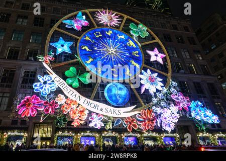 New York, USA, 20. Dezember 2023. Die Besucher beobachten eine spektakuläre Lichtershow über der Saks Fifth Avenue in New York City, Rockefeller Center A Stockfoto