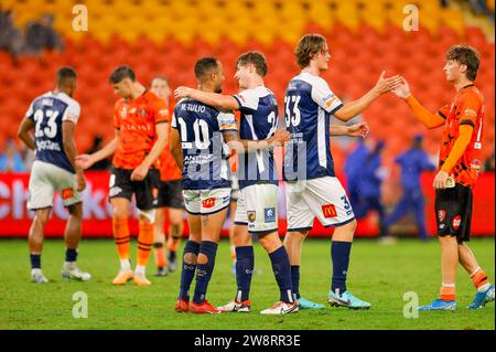 Brisbane, Australien. Dezember 2023. Die Spieler der Central Coast Mariners feiern nach der Isuzu Ute Ein Ligaspiels zwischen Brisbane Roar FC und Central Coast Mariners FC im Suncorp Stadium Stockfoto