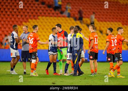 Brisbane, Australien. Dezember 2023. Die Spieler schütteln sich nach der Isuzu Ute Ein League-Spiel zwischen Brisbane Roar FC und Central Coast Mariners FC im Suncorp Stadium Stockfoto