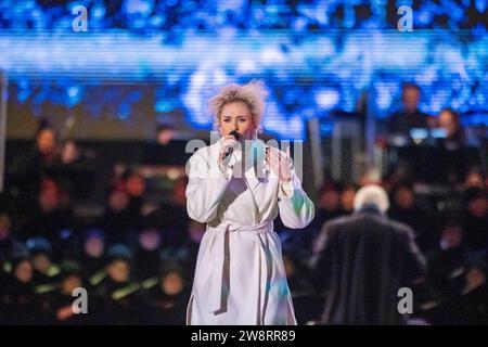 Das GROSSE ADVENTSKONZERT wenn n kurz vor Weihnachten über 25,000 Besucher zum großen Adventskonzert ins Rudolf-Harbig-Stadion strömt, dann beginnt für viele Dresdnerinnen und Dresdner das Weihnachtsfest. Was 2015 im Rahmen der Feierlichkeiten zum Jubiläum des weltberühmten Dresdner Kreuzchores begann, etabliert sich mittlerweile zu einem der größten und schönsten Weihnachtsevents in Deutschland. Sängerin Sabrina Weckerlin Dresden Sachsen Deutschland *** DAS GROSSE ADVENTKONZERT, bei dem über 25.000 Besucher zum großen Adventkonzert kurz vor Weihnachten, dem Chri, ins Rudolf-Harbig-Stadion strömen Stockfoto