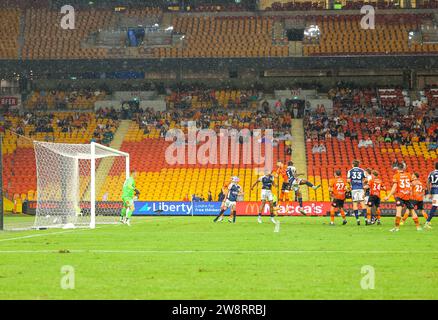 Brisbane, Australien. Dezember 2023. Brisbane greift das Auswärtstor während des Isuzu Ute A League-Spiels zwischen Brisbane Roar FC und Central Coast Mariners FC im Suncorp Stadium an Stockfoto