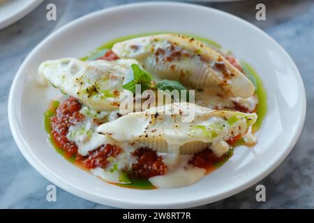 italienisches Essen Shell Nudelgericht gefüllt mit Rindfleisch in Nahaufnahme auf einem Esstisch Stockfoto