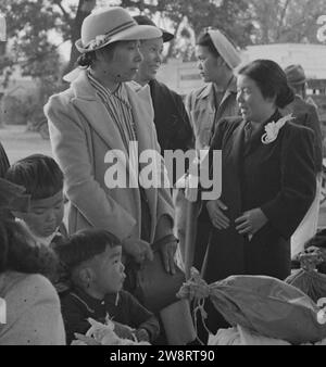 Woodland, Kalifornien. Familien japanischer Abstammung mit Gepäck am Bahnhof. . . Stockfoto