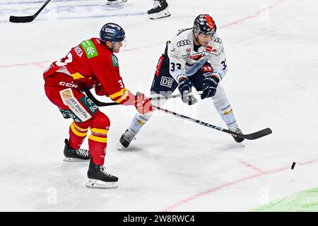 Eishockey DEL - Düsseldorfer EG vs ERC Ingolstadt am 21.12.2023 im PSD Bank Dome in Düsseldorf Düsseldorfs Alec McCrea ( Nr.3) gegen Ingolstadts Charles Bertrand ( Nr.33) Foto: Osnapix Stockfoto