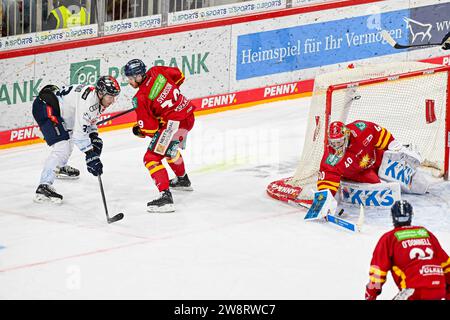 Eishockey DEL - Düsseldorfer EG vs ERC Ingolstadt am 21.12.2023 im PSD Bank Dome in Düsseldorf Save on Düsseldorfs Torhüter Henrik Haukeland ( Nr.40) gegen Ingolstadts Charles Bertrand ( Nr.33) Foto: Osnapix Stockfoto