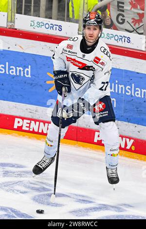 Eishockey DEL - Düsseldorfer EG vs ERC Ingolstadt am 21.12.2023 im PSD Bank Dome in Düsseldorf Ingolstadts Mathew Bodie ( Nr.22) Foto: Osnapix Stockfoto