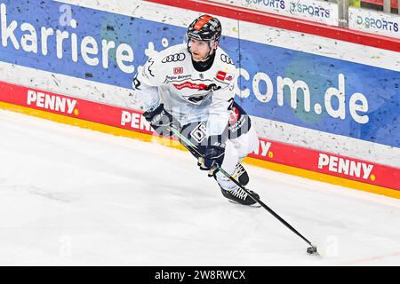 Eishockey DEL - Düsseldorfer EG vs ERC Ingolstadt am 21.12.2023 im PSD Bank Dome in Düsseldorf Ingolstadts Mathew Bodie ( Nr.22) Foto: Osnapix Stockfoto