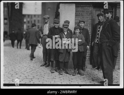 Arbeiter im Werk Merrimac. Robert, der kleinste, 12 Jahre alt. Michael Keefe, der nächste in der Größe, ungefähr 13 oder 14 Jahre alt Stockfoto