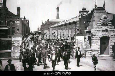 Die Arbeiter verlassen das Pullman Palace Car Works, 1893. Stockfoto