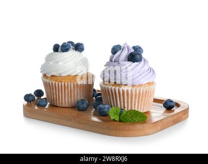 Holzbrett mit leckeren Cupcakes mit Heidelbeeren auf weißem Hintergrund Stockfoto