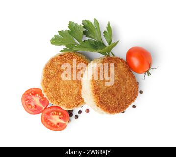 Leckere Fleischkoteletts, Pfeffer, Tomaten und Petersilie auf weißem Hintergrund Stockfoto