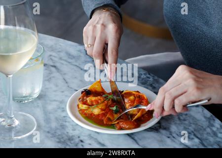 Nudelgericht Hummer gefüllte Ravioli und ein Glas Wein aus nächster Nähe, Lebensmittelfotografie Stockfoto