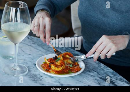 Nudelgericht Hummer gefüllte Ravioli und ein Glas Wein aus nächster Nähe, Lebensmittelfotografie Stockfoto