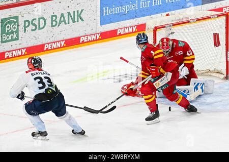 Eishockey DEL - Düsseldorfer EG vs ERC Ingolstadt am 21.12.2023 im PSD Bank Dome in Düsseldorf Save von Düsseldorfs Torhüter Henrik Haukeland ( Nr.40) gegen Ingolstadts Charles Bertrand ( Nr.33) Foto: Osnapix Stockfoto