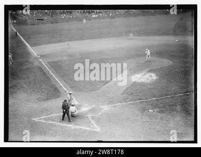 World Series 1913, 4. Spiel, shibe Parks, Doc Crandall Fledermäuse, Chief Bender Pitching (Baseball) Stockfoto