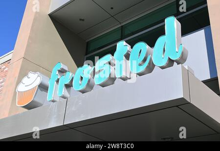 LONG BEACH, KALIFORNIEN - 6. Dezember 2023: Schild an der Frosted Cupcakery an der 2nd Street in Belmont Shore. Stockfoto