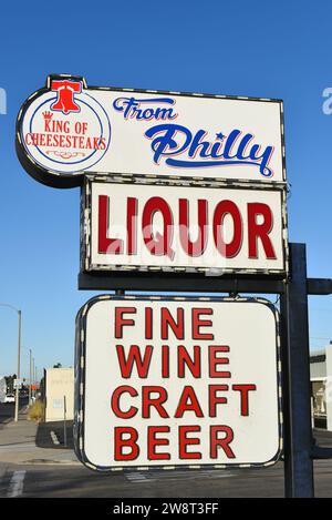 COSTA MESA, KALIFORNIEN - 12. November 2023: Von Philly King of Cheesesteaks Schild. Stockfoto