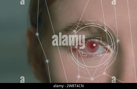 Gesichtserkennung und Iriserkennung. Frau mit digitalem biometrischem Raster und Scan, Nahaufnahme Stockfoto