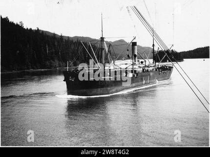 Wrangell Narrows, Alaska. Ansicht mit Frachter in den Narrows. Stockfoto