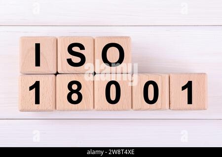 Internationale Organisation für Normung. Würfel mit Abkürzung ISO und Nummer 18001 auf weißem Holztisch, flach gelegt Stockfoto