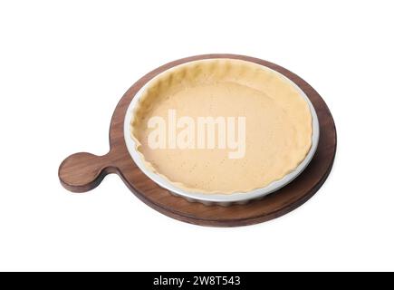 Quiche machen. Tortenpfanne mit frischem Teig, isoliert auf weiß Stockfoto