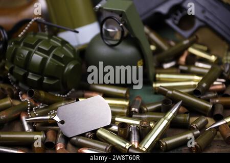 Verschiedene Arten von Munition und Granaten auf Tarngrund. Vorbereitung auf den Krieg. Besitz von Waffen Stockfoto