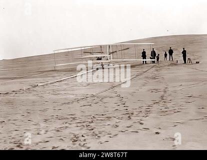 Wright Brothers 1903-Flying-Machine-On-Launch-Track. Stockfoto