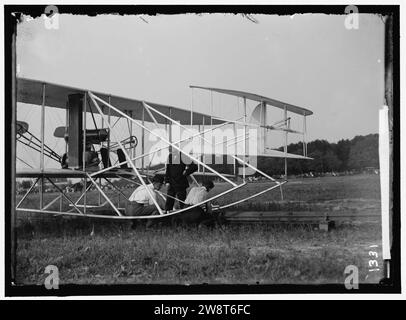 WRIGHT FLÜGE, Fort Myer, VA, Juli 1909. Erste Armee Flüge; Wilbur und Orville Wright, Charlie Taylor; FLUGZEUG BEIM STARTEN VON RAIL Stockfoto