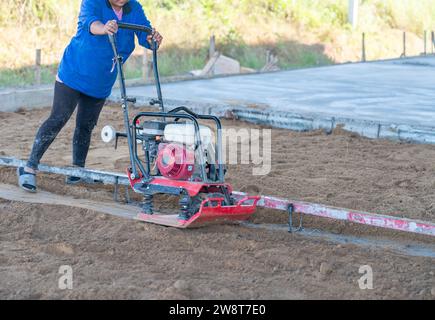 Vibrationsverdichter zum Verdichten von Böden zur Vorbereitung des Beton. Stockfoto