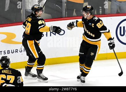 Pittsburgh, Usa. Dezember 2023. Sidney Crosby (87) feiert sein Tor während der ersten Periode gegen die Carolina Hurricanes mit dem Pittsburgh Penguins Verteidiger Kris Letang (58) in der PPG Paints Arena in Pittsburgh am Donnerstag, den 21. Dezember 2023. Foto von Archie Carpenter/UPI. Quelle: UPI/Alamy Live News Stockfoto