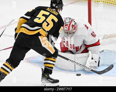 Pittsburgh, Usa. Dezember 2023. Der Torhüter Pyotr Kochetkov (52) von Carolina Hurricanes stoppt den Schuss nicht in der Pittsburgh Penguins Mitte Noel Acciari (55) während der ersten Phase in der PPG Paintts Arena in Pittsburgh am Donnerstag, 21. Dezember 2023. Foto von Archie Carpenter/UPI. Quelle: UPI/Alamy Live News Stockfoto