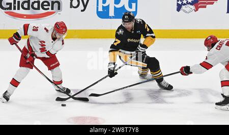 Pittsburgh, Usa. Dezember 2023. Pittsburgh Penguins Center Jeff Carter (77) spielt den Puck zwischen Carolina Hurricanes Center Sebastian Aho (20) und Carolina Hurricanes Defenseman Jalen Chatfield (5) in der PPG Paintts Arena in Pittsburgh am Donnerstag, 21. Dezember 2023. Foto von Archie Carpenter/UPI. Quelle: UPI/Alamy Live News Stockfoto