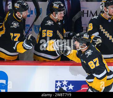 Pittsburgh, Usa. Dezember 2023. Pittsburgh Penguins Center Sidney Crosby (87) feiert sein Tor während der ersten Periode gegen die Carolina Hurricanes in der PPG Paints Arena in Pittsburgh am Donnerstag, den 21. Dezember 2023. Foto von Archie Carpenter/UPI. Quelle: UPI/Alamy Live News Stockfoto