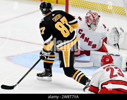 Pittsburgh, Usa. Dezember 2023. Pittsburgh Penguins Center Sidney Crosby (87) erzielte am Donnerstag, 21. Dezember 2023 in der PPG Paints Arena in Pittsburgh einen Rückstand hinter dem Torhüter der Carolina Hurricanes Pyotr Kochetkov (52). Foto von Archie Carpenter/UPI. Quelle: UPI/Alamy Live News Stockfoto