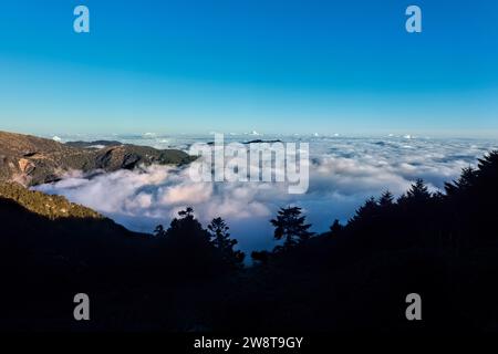 Wolkenmeer auf dem Weg zum Jiaming See, Taitung, Taiwan Stockfoto