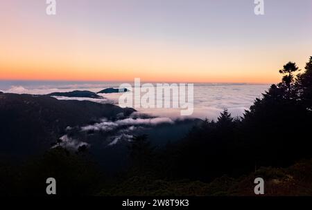 Wolkenmeer auf dem Weg zum Jiaming See, Taitung, Taiwan Stockfoto