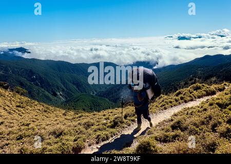 Lokaler Portier auf dem Jiaming Lake Trail, Taitung, Taiwan Stockfoto