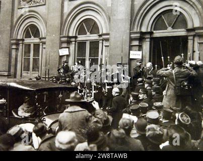 WWI-Friedensvertrag. Präsident und Frau Woodrow Wilson verlassen die französische Akademie, Paris, Frankreich, 1918 (36934494832). Stockfoto