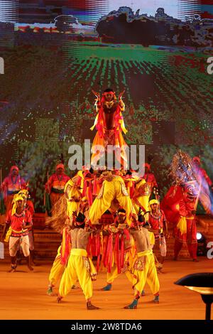 Udaipur, Indien. Dezember 2023. Shilpgram Utsav 2023 : Udaipur, Rajastan, Indien. Das West Zone Cultural Centre organisiert das Shilpgram Utsav 2023, jedes Jahr um Dezember letzte Woche. Der ehrenwerte Gouverneur von Rajasthan Kalraj Misra, Direktor des West Zone Cultural Centre Kiran Soni Gupta IAS, weihte die Zeremonie heute Abend ein.800 Volkskünstler und etwa 100 Handwerker aus verschiedenen Teilen Indiens nahmen an der großen Gala Cultural fiesta Teil. Quelle: Seshadri SUKUMAR/Alamy Live News Stockfoto