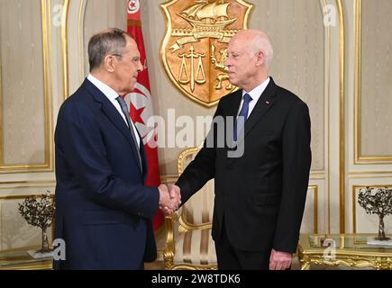 (231222) -- TUNIS, 22. Dezember 2023 (Xinhua) -- tunesischer Präsident Kais Saied (R) trifft sich am 21. Dezember 2023 mit dem russischen Außenminister Sergej Lawrow in Tunis, Tunesien. (Tunesischer Ratsvorsitz/Handout via Xinhua) Stockfoto