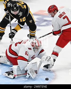 Pittsburgh, Usa. Dezember 2023. Der Torhüter Pyotr Kochetkov (52) von Carolina Hurricanes taucht, um den Schuss der Pittsburgh Penguins zu verdecken, der am Donnerstag, den 21. Dezember 2023 in der PPG Paints Arena in Pittsburgh den linken Flügel Drew O’Connor (10) verließ. Foto von Archie Carpenter/UPI. Quelle: UPI/Alamy Live News Stockfoto