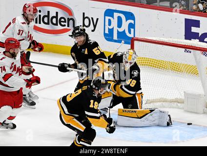 Pittsburgh, Usa. Dezember 2023. Alex Nedeljkovic (39), Torhüter der Pittsburgh Penguins, sieht den Puck über die Torlinie gleiten, während Carolina Hurricanes am Donnerstag, den 21. Dezember 2023, in der PPG Paints Arena in Pittsburgh den Treffer verließ. Foto von Archie Carpenter/UPI. Quelle: UPI/Alamy Live News Stockfoto