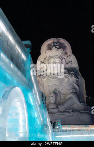 HARBIN, CHINA - 1. Januar 2022: Vertikale Abbildung der spektakulären beleuchteten weißen Eisskulpturen beim Harbin Ice and Snow Festival in Harbin, Hei Stockfoto