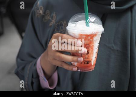 türkei istanbul 12 juni 2023, Frauen trinken Starbucks Kaffee an einem sonnigen Tag Stockfoto