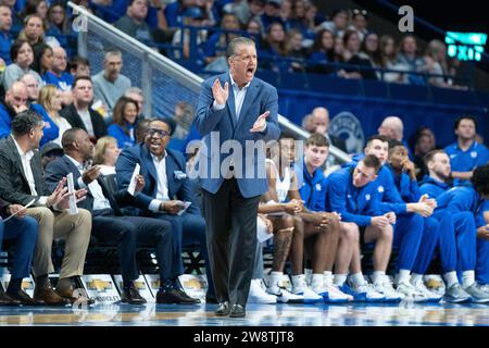 Kentucky-Cheftrainer John Calipari trainiert sein Team während des Basketballspiels Kentucky gegen Stonehill Männer am Freitag, den 17. November 2023, in der Rupp Arena. Stockfoto